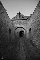 Durch das Friedrichsthor gelangt man durch diese schmale Gasse in den unteren Burghof der Burg Altena. (Februar 2014)