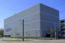 Freiburg, das neue Parkhaus der Universit�tsklinik mit Lamellenfassade, hat 276 Parkpl�tze, April 2022