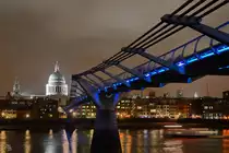 Die Fu�g�nger-H�ngebr�cke Millennium Bridge f�hrt zum S�dufer mit der St. Paul’s Cathedral. (London, September 2013)