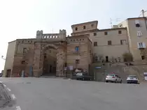 Sant Elpidio a Mare, Stadttor Porta Marina, erbaut im 14. Jahrhundert (29.03.2022)