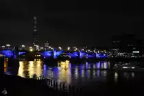 Die Southwark Bridge ist eine 197 Meter lange Stra�enbr�cke �ber den Fluss Themse in London. (September 2013)
