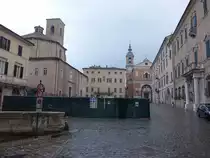 Jesi, historische Geb�ude an der Piazza Federico II (31.03.2022)