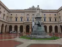 Recanati, Rathaus und Denkmal f�r Giacomo Leopardi am Corso Persiani (31.03.2022)