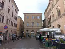 Osimo, historische Geb�ude an der Piazza Don Minzoni (31.03.2022)