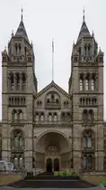Dieses romanisch-byzantinischen Stil gestaltete Geb�ude aus dem Jahre 1860 beherbergt das Naturhistorische Museum in London. (September 2013)