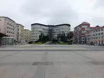 Ancona, Geb�ude und Skulpturen an der Piazza Stamira (31.03.2022)