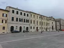 Senigallia, H�user und kleine Kirche an der Piazza Giuseppe Garibaldi (31.03.2022)