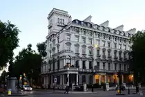 Im Bild das Appartmentgeb�ude Cheval Hyde Park Gate, links das Reiterstandbild von Robert Napier. (London, September 2013)