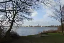Hamburg am 2.2.2022: Blick nach S�den von der Stra�e „Sch�ne Aussicht“ (Stadtteil Uhlenhorst) �ber die Au�enalster /