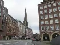 Hamburg am 23.1.2022: Blick vom Domplatz auf einen Teil der Bebauung in der „Steinstra�e“ mit der Jakobikirche im Hintergrund /