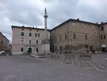 Urbania, S�ule und H�user an der Piazza San Cristoforo (01.04.2022)