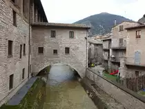 Gubbio, Br�ckenhaus �ber den Bach Camignano (01.04.2022)