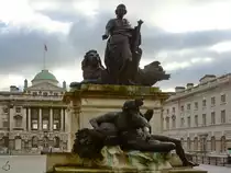 Im Innenhof des Somerset Houses befindet sich die zwischen 1778 und 1779 errichtete Bronzeskulpturengruppe  George III and the River Thames , welche K�nig George III und Neptun (Father Thames) darstellt. (London, Februar 2015)