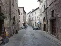 Gubbio, historische Geb�ude in der Via dei Consoli (01.04.2022)