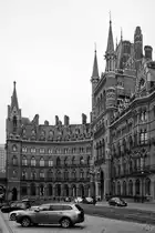 Der Bahnhof St Pancras wurde 1868 er�ffnet und sollte urspr�nglich in den 1960er Jahren abgerissen werden. Im Bild der westliche Geb�udeteil, in dem ein Hotel untergebracht ist. (Februar 2015)