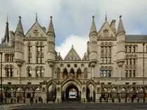 Das Geb�ude der K�nigliche Gerichtsh�fe (Royal Courts of Justice) wurde von 1874 bis 1882 in der Sp�tphase des Gothic Revival erbaut. (London, Februar 2015)