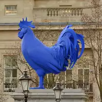 Ein �berdimensionierter blauer Hahn auf dem Trafalgar Square in London. (Februar 2015)