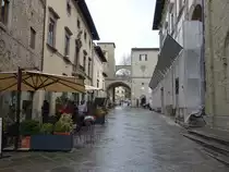 Sansepolcro, Dom und Stadttor in der Via Giacomo Matteotti (02.04.2022)