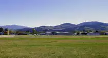 Freiburg, Blick �ber die Start-und Landebahn am Flugplatz, dahinter die Hangars und links der gelbe Tower, April 2022