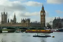 Blick �ber die Themse auf die Westminster Bridge und dem gleichnamigen Palast dahinter. (London, Februar 2015)