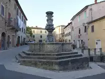 Asciano, historischer Brunnen in der Via Amos Cassioli (21.05.2022)