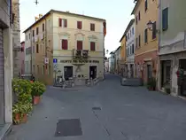 Asciano, Bankhaus Monte dei Paschi in der Via Bartolenga (21.05.2022)