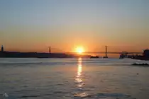 Sonnenuntergang hinter der Br�cke des 25. Aprils �ber dem Tejo . (Lissabon, Januar 2017)