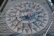Die aus Mosaiksteinen zusammengesetzte Windrose (Rosa dos Ventos) hat einen Durchmesser von 50 Metern und zeigt im Zentrum des Mosaiks eine Weltkarte mit den Routen der portugiesischen Entdecker im 15. und 16. Jahrhundert. (Lissabon, Januar 2017)