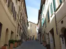 Montepulciano, H�user in der Stra�e Borgo di Buio (21.05.2022)
