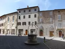 San Quirico d’Orcia, historische H�user an der Piazza Chigi (21.05.2022)