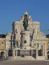 Die 1775 entworfene Reiterstatue des ehemaligen K�nig von Portugal Jos� I. auf dem Handelsplatz (Pra�a do Com�rcio) in Lissabon. (Januar 2017)