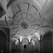 Die mit Skulpturen geschm�ckten S�ulen im Innenhof des Nationalpalastes von Ajuda (Pal�cio Nacional da Ajuda) in Lissabon. (Januar 2017)