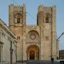 Die Westfassade der Kathedrale von Lissabom (Catedral S� Patriarcal), welche als die �lteste Kirche der Stadt gilt. (Januar 2017)