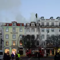 Ein Brand am fr�hen Morgen ruft die Feuerwehr auf den Plan. (Lissabon, Januar 2017)