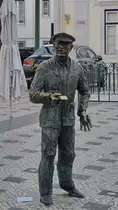 Die bronzene Statue eines Losverk�ufers (Cauteleiro) wurde zu Ehren der lokalen Lottoscheinverk�ufer aufgestellt. Wenn man an ihr reibt, so soll es Gl�ck bringen. (Lissabon, Januar 2017)