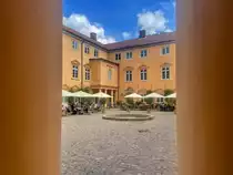 Eutiner Schloss in Ostholstein - Blick durch den Hof auf den Ostfl�gel. Aufnahme: 8. Juni 2022.