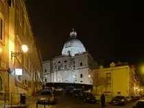 Unterwegs in den Gassen von Lissabon, im Hintergrund die Barockkirche der heiligen Engr�cia (Igreja de Santa Engr�cia). (Januar 2017)