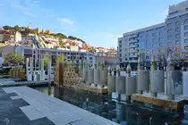 Der moderne Brunnen auf dem Pra�a Martim Moniz in Lissabon. (Januar 2017)
