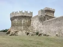 Castello di Populonia, erbaut im 15. Jahrhundert an der Piazza Curzio Desideri (22.05.2022)