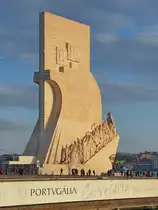 Das 1960 zum 500. Todestag von Heinrich dem Seefahrer errichtete Denkmal der Entdeckungen (Padr�o dos Descobrimentos) hat auf der Spitze eine Aussichtsplattform. (Lissabon, Januar 2017)