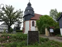 Gumpelstadt, evangelische St. Georg Kirche, erbaut um 1500 aus Bruchsteinen (05.06.2022)