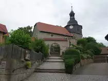 M�hra, evangelische Lutherkirche, erbaut im 15. Jahrhundert, steinernes Kirchhoftor von 1615 (05.06.2022)