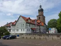 Bebra, Fachwerkh�user und Auferstehungskirche in der Pfarrstra�e (04.06.2022)