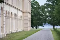 Gehweg am Schweriner Marstall. Im Marstall sind seit 1990 das Ministerium f�r Bildung, Wissenschaft und Kultur, ab 1997 vor�bergehend Teile des Technischen Landesmuseums und seit 2009 das Ministerium f�r Arbeit, Gleichstellung und Soziales untergebracht. Aufnahme: 17. Juni 2022.