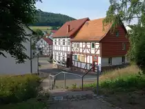 Bischhausen, historische Fachwerkh�user am Kirchplatz (04.06.2022)