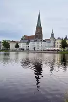 Schweriner Dom vom Pfaffenteich aus gesehen. Er ist eine Bischofskirche der Evangelisch-Lutherischen Kirche in Norddeutschland und geh�rt zu den Hauptwerken der Backsteingotik. Mit der Marienkirche in L�beck und der St.-Nikolai-Kirche in Stralsund geh�rt er zu den fr�hesten Bauten dieser Architektur. Aufnahme: 17. Juni 2022.