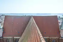 Blick vom Turm auf den Dachstuhl des Schweriner Doms. Im Hintergrund ist die Schweriner See zu sehen. Aufnahme: 18. Juni 2022.
