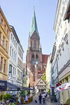 Der neugotischer Turm des Schweriner Doms von der Buschstra�e aus gesehen. Aufnahme: 18. Juni 2022.