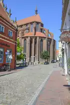 Wismar - Die S�dseite der Nikolaikirche von der Schweinsbr�cke aus gesehen. Aufnahme: 18. Juni 2022.