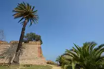 Ein Spaziergang an den Au�enmauern des Castell de Montjuic, einer alten Milit�rfestung aus dem 17. Jahrhundert. (Februar 2012)